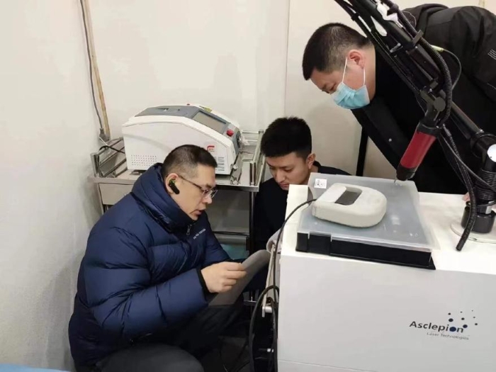圖為工作人員對醫(yī)療美容機(jī)構(gòu)進(jìn)行指導(dǎo) 圖為工作人員對醫(yī)療美容機(jī)構(gòu)進(jìn)行指導(dǎo)