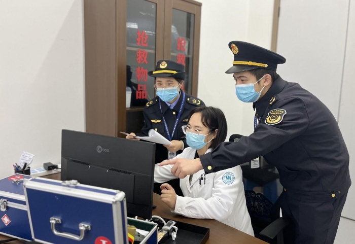 圖為該局執(zhí)法人員對(duì)校醫(yī)院的藥品進(jìn)貨記錄進(jìn)行核對(duì)。