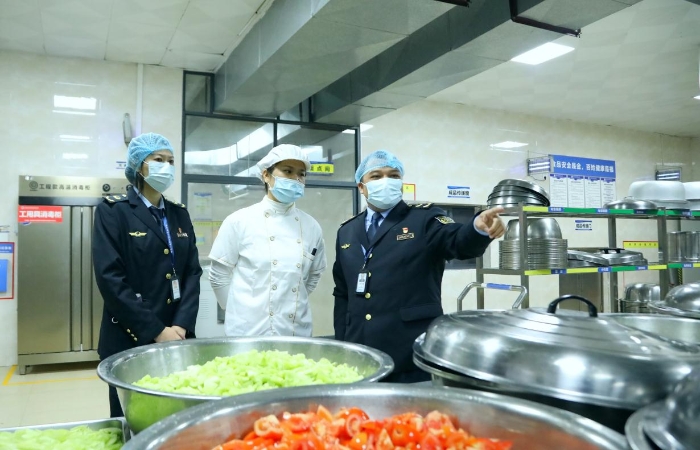 南寧市市場監(jiān)管局經(jīng)開分局執(zhí)法人員對學(xué)校食堂后廚進(jìn)行檢查。（何正君 攝）