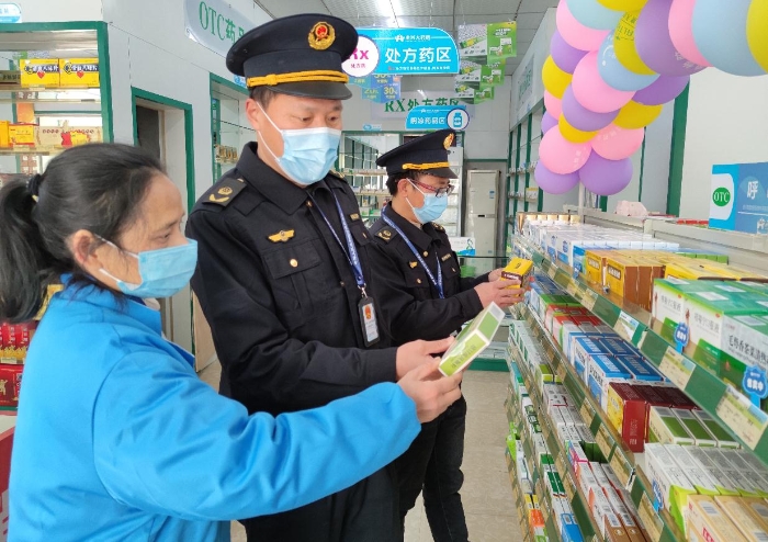 圖為2月17日，該局執(zhí)法人員在一家零售藥店檢查防疫藥品質(zhì)量。