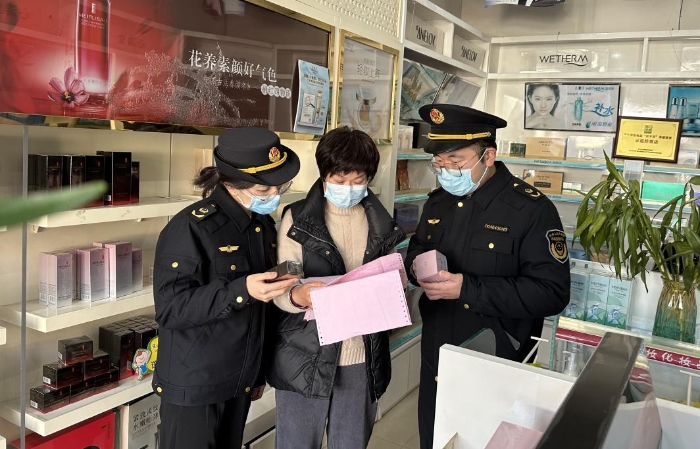 圖為該局執(zhí)法人員正在一家化妝品銷售超市檢查在售化妝品的相關(guān)信息。