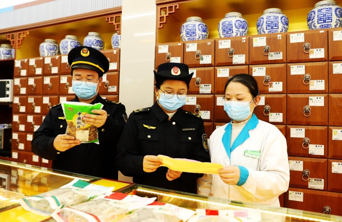圖為2月21日，該局執(zhí)法人員在一家零售藥店檢查中藥飲片質量。