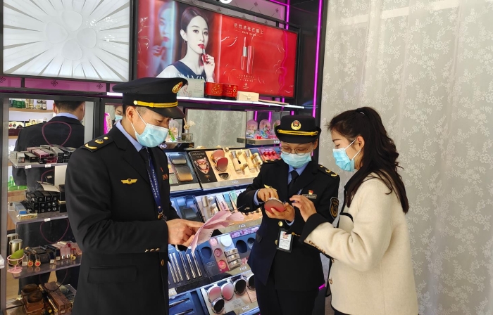圖為執(zhí)法人員正在一家化妝品零售店開展檢查和宣傳活動。
