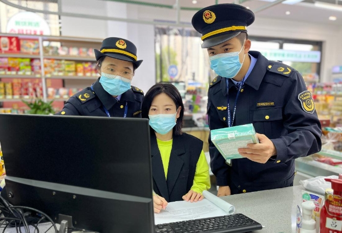 圖為該局執(zhí)法人員正在一家商超內(nèi)對(duì)其經(jīng)銷的化妝品進(jìn)行經(jīng)營(yíng)環(huán)節(jié)合規(guī)情況的核查。