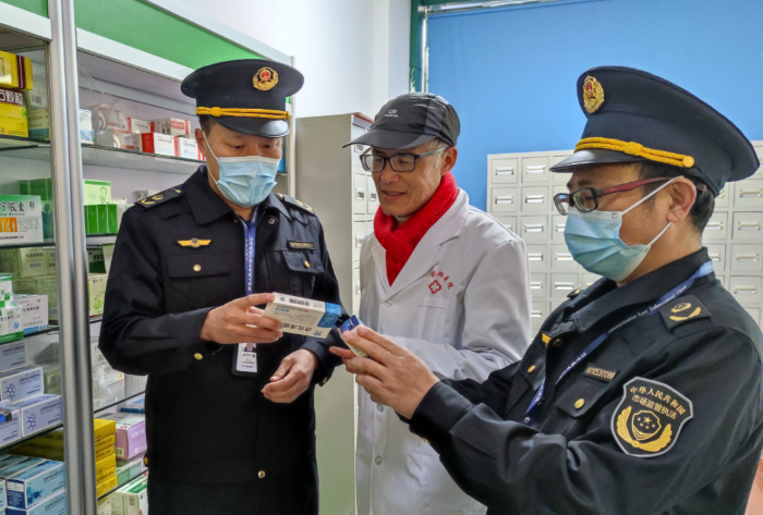 圖為2月28日，該局執(zhí)法人員在一家民營醫(yī)院檢查藥品質(zhì)量。