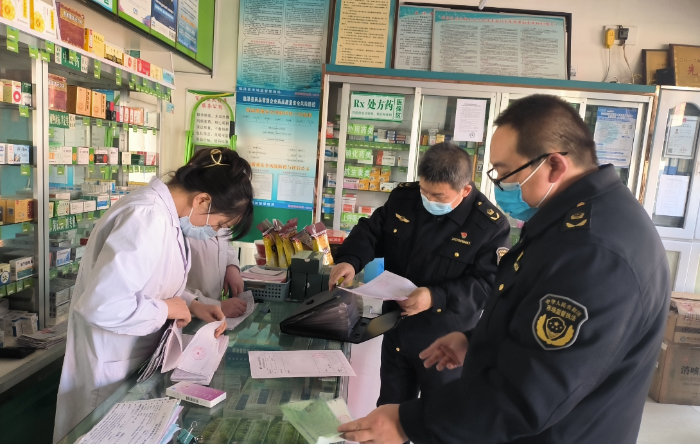 圖為該局執(zhí)法人員在一家藥店檢查涉疫藥品購銷記錄。
