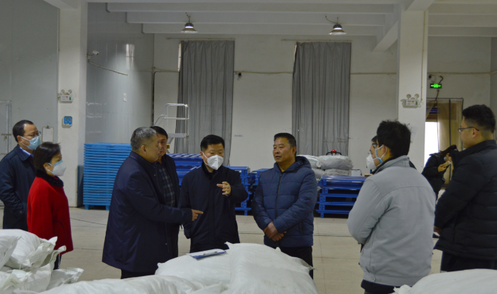 圖為安徽省藥監(jiān)局黨組成員、副局長張磊（左五）帶隊(duì)調(diào)研亳州市中藥飲片生產(chǎn)企業(yè)。
