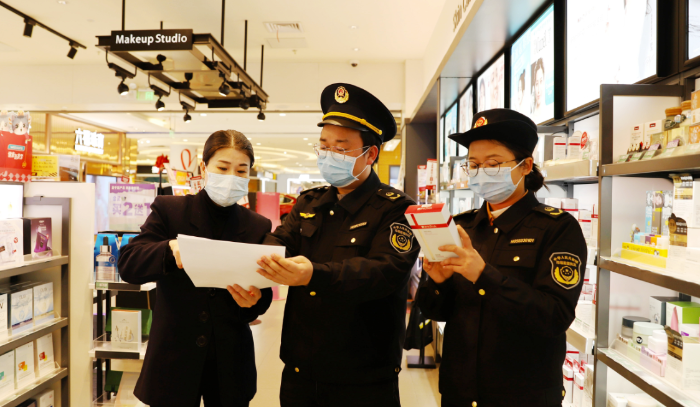 圖為3月3日，該局執(zhí)法人員在一家化妝品專營店檢查。