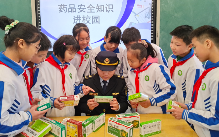 圖為3月5日，該局工作人員在學校向?qū)W生們科普藥品安全知識。