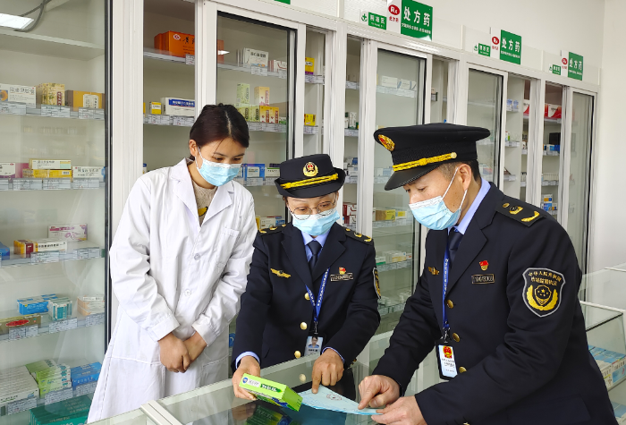圖為該局執(zhí)法人員在一家藥店檢查藥品購進登記記錄。