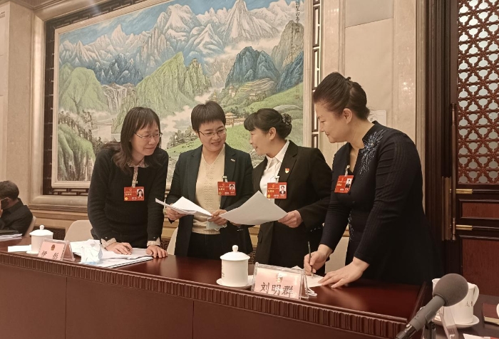 　　3月7日，十四屆全國人大一次會議北京代表團部分代表在小組會議結(jié)束后，繼續(xù)就關(guān)注的話題進行深入交流討論。（涂宣 攝）