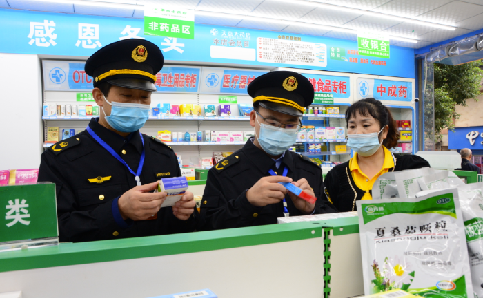 圖為3月7日，該局青羊鎮(zhèn)市場監(jiān)管所執(zhí)法人員在一家藥店檢查。
