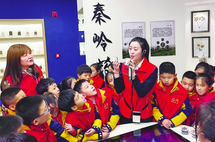 圖為陜西省食藥檢院志愿者為西安高新第一小學(xué)的師生們介紹中醫(yī)藥標(biāo)本。
