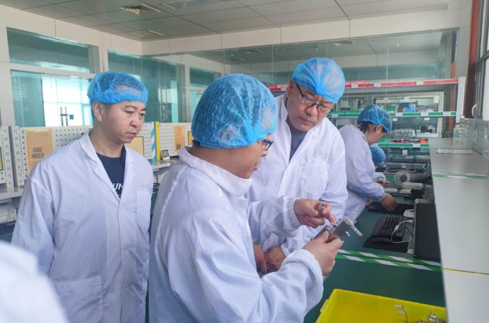 圖為檢查組在一家企業(yè)檢查醫(yī)療器械生產(chǎn)設(shè)備配備。