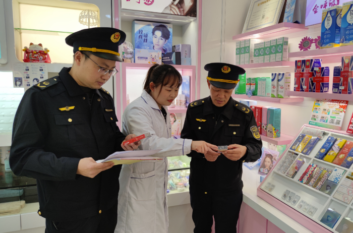圖為3月10日，該局執(zhí)法人員在一家眼鏡店檢查隱形眼鏡標(biāo)簽標(biāo)識(shí)。