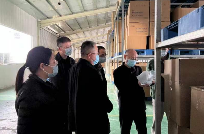 圖為該局執(zhí)法人員在一家一類醫(yī)療器械生產(chǎn)企業(yè)查看車間庫房布局。