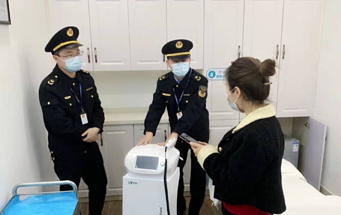 圖為該局執(zhí)法人員在一家醫(yī)美機(jī)構(gòu)內(nèi)檢查其藥品及醫(yī)療器械使用情況。