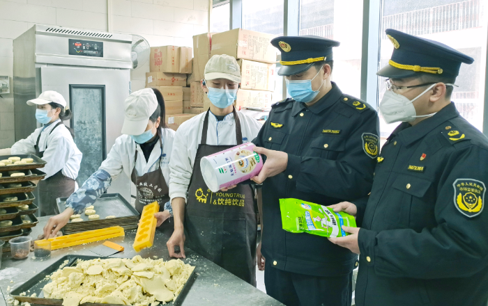 圖為3月20日，該局執(zhí)法人員在一家奶茶店檢查食品添加劑。