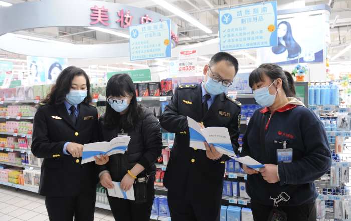 圖為該局執(zhí)法人員在一家大型商超化妝品專柜向經(jīng)營(yíng)者宣講。