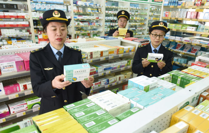 圖為東?？h市場監(jiān)管局城東分局執(zhí)法人員在一家藥店檢查藥品質(zhì)量。
