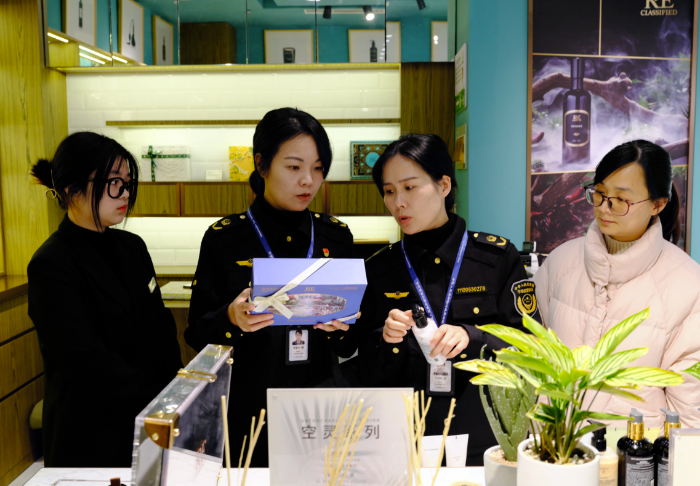 圖為該局執(zhí)法人員對(duì)城西街道商業(yè)綜合體內(nèi)一家化妝品店進(jìn)行檢查。