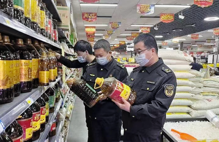 圖為該局執(zhí)法人員在一家超市檢查食用植物油包裝標(biāo)簽標(biāo)識(shí)。