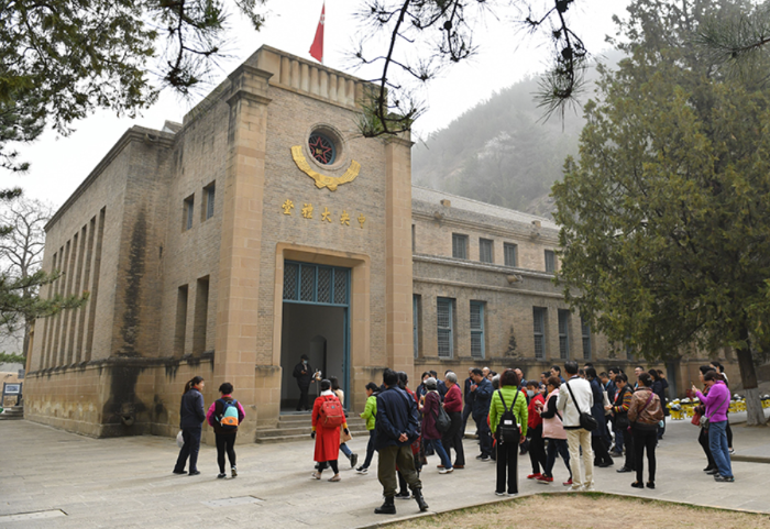人們?cè)陉兾餮影矖罴規(guī)X革命舊址參觀（2021年3月28日攝）。新華社記者 張博文 攝