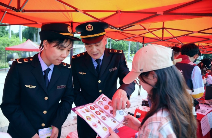 南寧市市場(chǎng)監(jiān)管局工作人員向消費(fèi)者普及食品等安全知識(shí)。（何正君 攝）