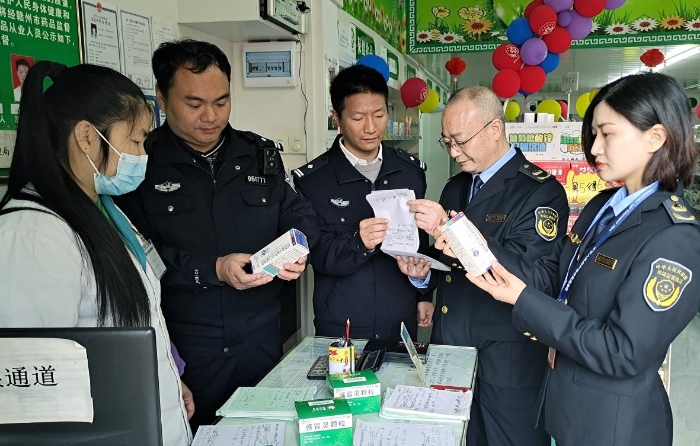 圖為4月6日該縣聯(lián)合執(zhí)法人員正在一家藥品檢查。