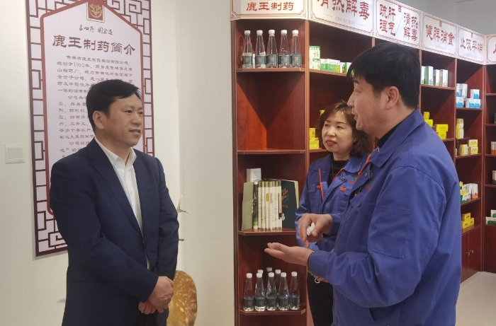 圖為吉林省藥監(jiān)局局長孫繼民（左一）了解企業(yè)發(fā)展情況。