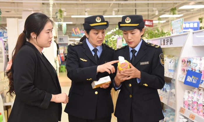 圖為執(zhí)法人員在一家化妝品經(jīng)營企業(yè)檢查兒童化妝品的標(biāo)簽標(biāo)識。