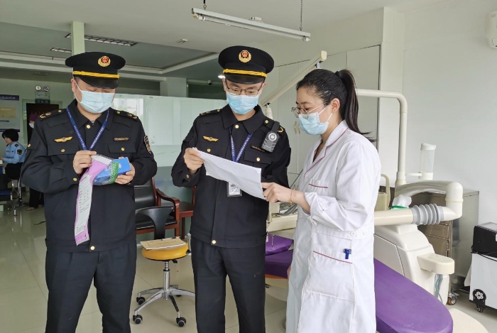 圖為執(zhí)法人員對(duì)醫(yī)療器械進(jìn)行抽樣 圖為執(zhí)法人員對(duì)醫(yī)療器械進(jìn)行抽樣