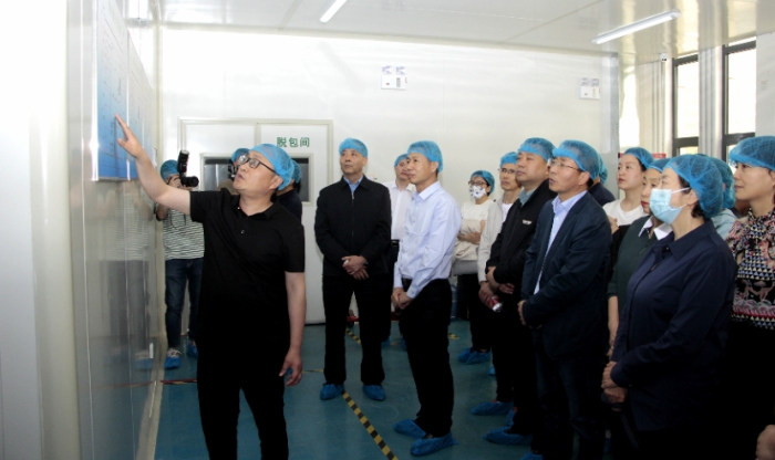 會(huì)議期間，省藥監(jiān)局組織參會(huì)人員前往化妝品生產(chǎn)經(jīng)營(yíng)企業(yè)實(shí)地觀摩學(xué)習(xí)，圖為在化妝品生產(chǎn)企業(yè)觀摩學(xué)習(xí)現(xiàn)場(chǎng)。