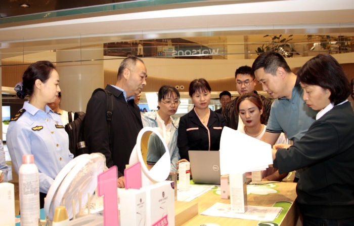 圖為陜西省藥監(jiān)局組織參會(huì)人員在化妝品經(jīng)營(yíng)企業(yè)觀摩學(xué)習(xí)現(xiàn)場(chǎng)。（賀一辰攝）