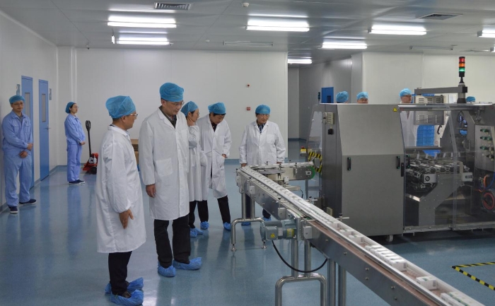 圖為調研組實地查看一家生物制藥企業(yè)生產車間，了解企業(yè)需求。
