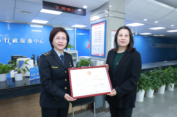 圖為上海頒出全國首張”現場個性化服務“化妝品生產許可證（攝影申耀軒）