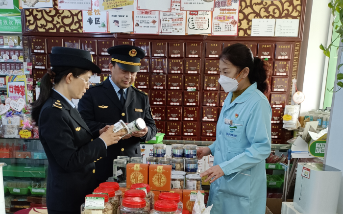 圖為石嘴山市市場監(jiān)管局執(zhí)法人員在一家網(wǎng)售藥品零售企業(yè)檢查處方藥銷售情況。