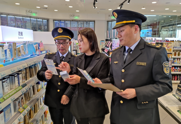 圖為該局執(zhí)法人員在一家化妝品專賣店檢查防曬霜質(zhì)量。