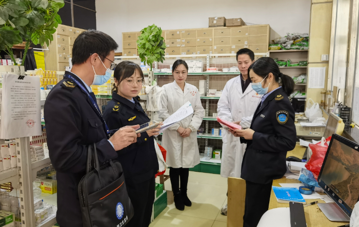 圖為該局執(zhí)法人員在一家醫(yī)療機(jī)構(gòu)藥房檢查麻精藥品的使用記錄。 圖為該局執(zhí)法人員在一家醫(yī)療機(jī)構(gòu)藥房檢查麻精藥品的使用記錄。
