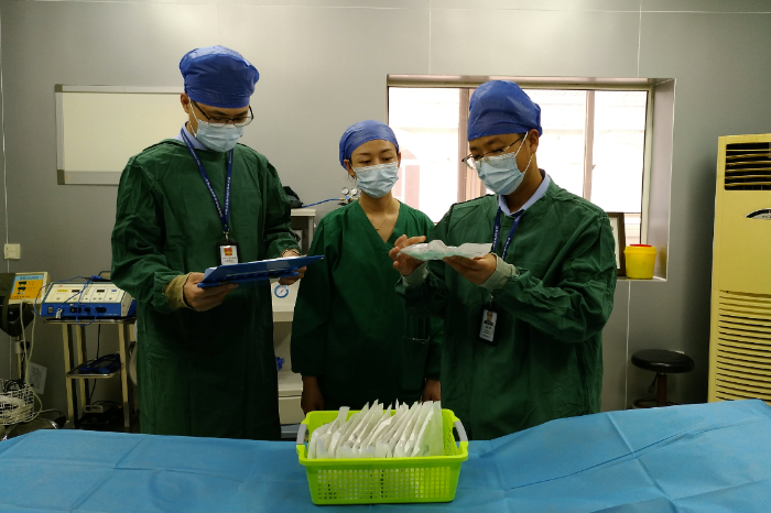 圖為該局執(zhí)法人員在一家醫(yī)療機(jī)構(gòu)檢查藥械使用情況。