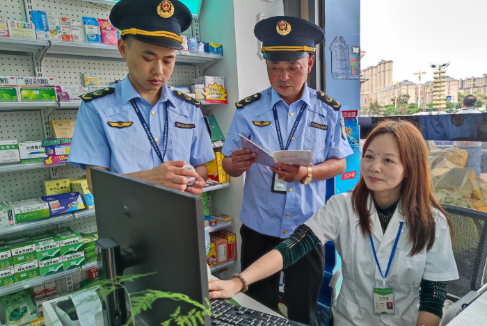 圖為5月16日，該局執(zhí)法人員在一家藥店檢查涉疫藥品質(zhì)量。