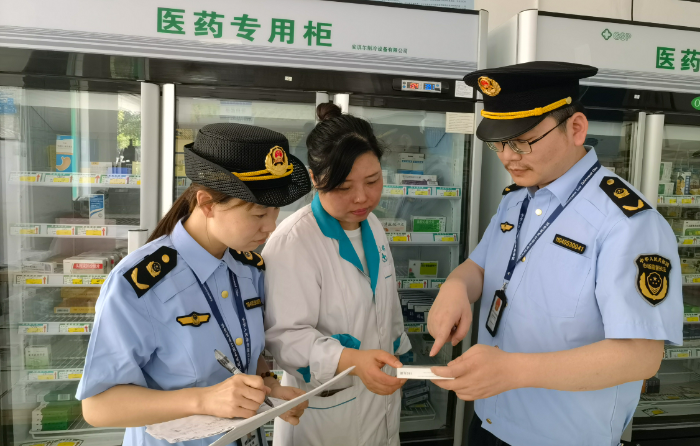 圖為該局執(zhí)法人員在一家藥店檢查含興奮劑藥品。