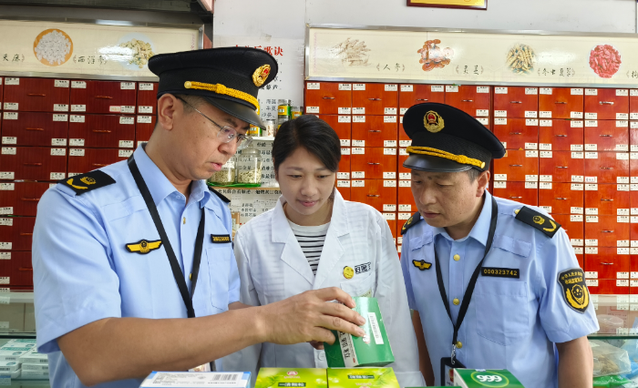 圖為5月19日，該局龍橋街道市場監(jiān)管所執(zhí)法人員在一家藥店檢查。