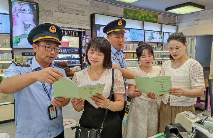 圖為該局執(zhí)法人員在一家化妝品專賣店向經(jīng)營者及消費(fèi)者講解化妝品安全知識(shí)。