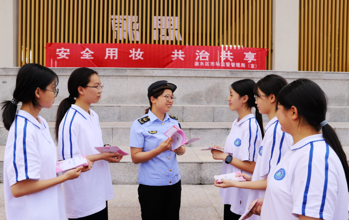 圖為5月24日，該局工作人員在渝水二中向?qū)W生們講解化妝品相關(guān)知識。
