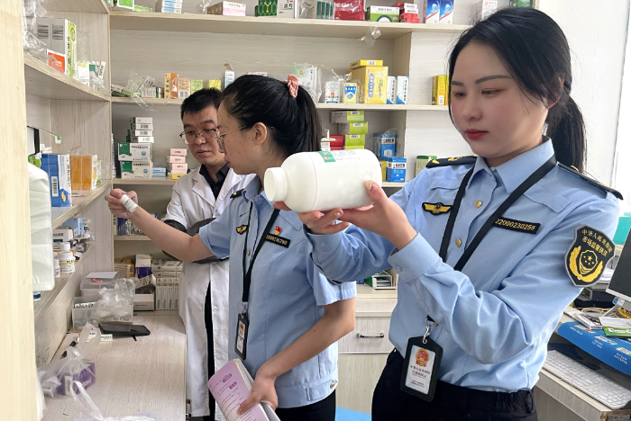 圖為5月24日，該局義和街道市場(chǎng)監(jiān)管所執(zhí)法人員在一家醫(yī)療機(jī)構(gòu)檢查藥品質(zhì)量和進(jìn)貨來(lái)源。