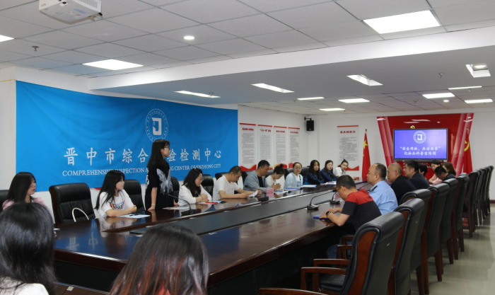 圖為該局組織化妝品安全知識(shí)問答活動(dòng)現(xiàn)場(chǎng)。