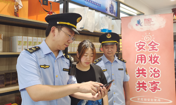 圖為執(zhí)法人員指導經(jīng)營戶使用“數(shù)字辨妝”一體化監(jiān)管平臺的云管理模塊。