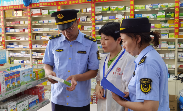 圖為5月30日，該局清溪鎮(zhèn)市場監(jiān)管所執(zhí)法人員在一家藥店檢查兒童藥品質量。