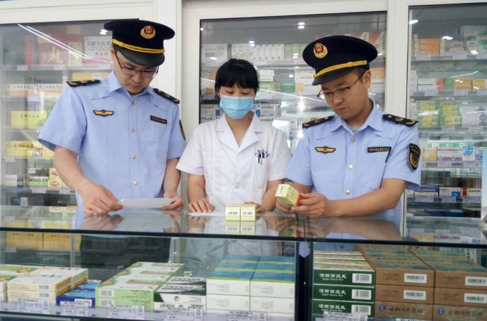 圖為該局執(zhí)法人員對(duì)轄區(qū)內(nèi)一家藥店進(jìn)行執(zhí)法檢查。